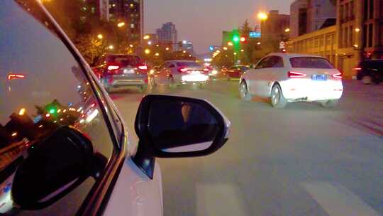 夜晚汽车在马路上行驶夜景视频素材