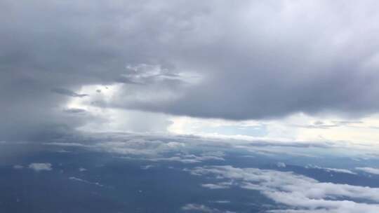 从飞机窗户看天空