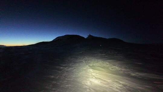 帕米尔高原慕士塔格雪山顶峰晨曦景观