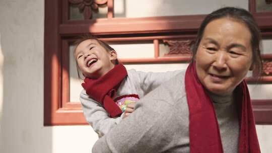 农历新年春节老人奶奶背着小孩孙子开心玩耍