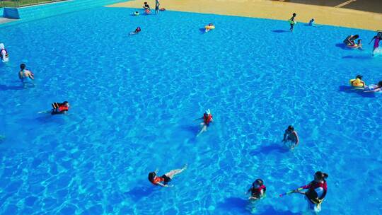 夏季游泳池游泳玩耍的人群