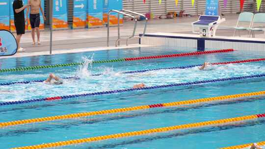 水立方国家游泳中心培训练习游泳的青少年视频素材模板下载