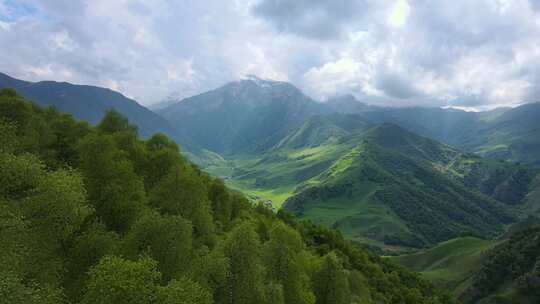 新疆草原森林山峰自然风景山脉风光