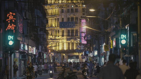 上海夜晚五彩缤纷的街道风景
