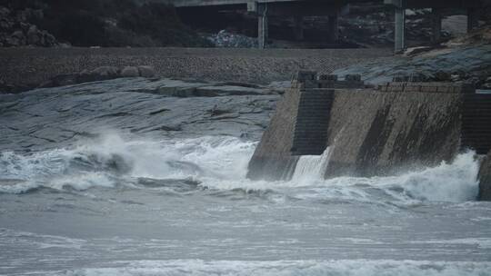 清晨实拍海浪拍岸  大浪拍岸