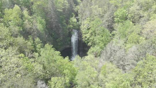 航拍峡谷中的瀑布