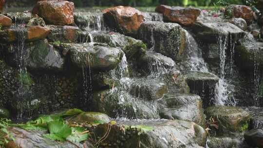 雨天的公园假山瀑布流水