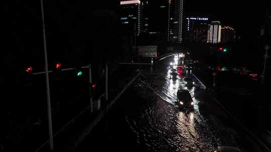 城市暴雨后道路积水夜间行车横移