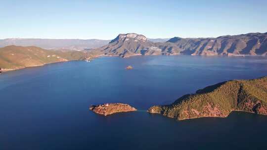 云南泸沽湖湖中岛屿和格姆女神山航拍实时