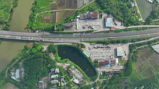 高速公路旁的村落与水域鸟瞰延时全景