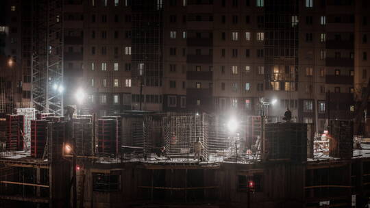 建筑施工人员在冬夜里工作