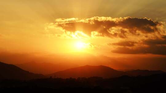 山峰日落延时黄昏夕阳远山晚霞群山阳光山脉