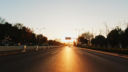 夕阳无限好只是近黄昏城市道路