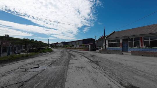 开车视角行驶在公路上  沿途风景