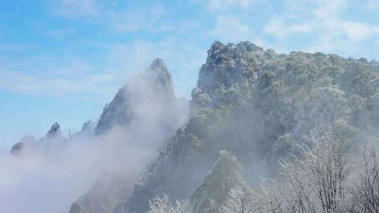 黄山云海雪景雾凇冬季蓝天白云游客