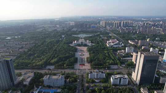 城市道路与河边绿植的航拍景象