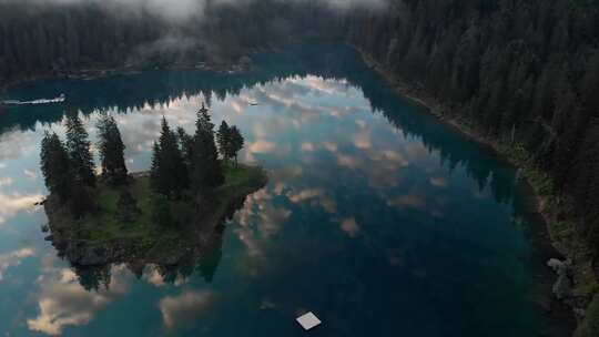 4k风景湖面倒映着白云旋转镜头