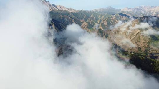 新疆大龙池云海山峰