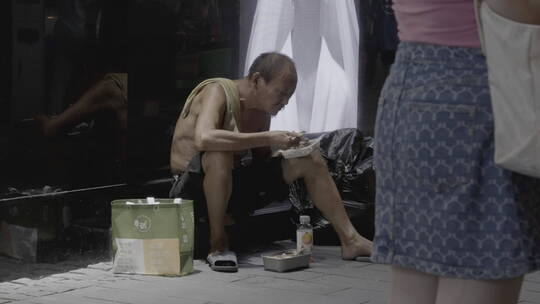 【4k】街边老人吃盒饭