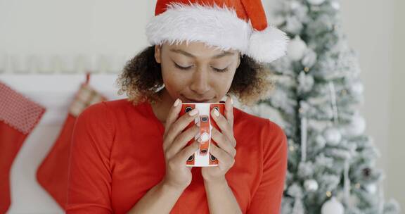 女子在圣诞节享受一杯热咖啡