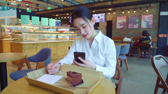 青年女人在蛋糕店里吃蛋糕视频素材模板下载