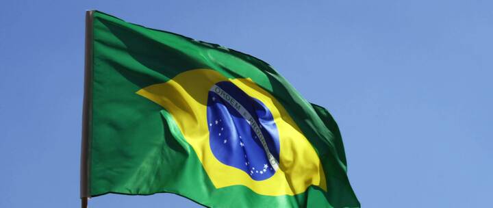 巴西国旗在风中飘扬