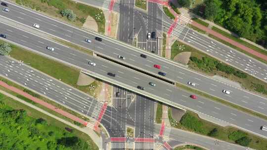 高速公路天线，汽车和卡车移动鸟瞰图4k。四车道当地道路交通运输视频素材模板下载