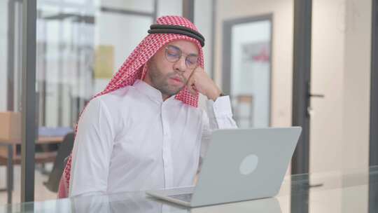 放松的年轻阿拉伯人睡觉在工作视频素材模板下载