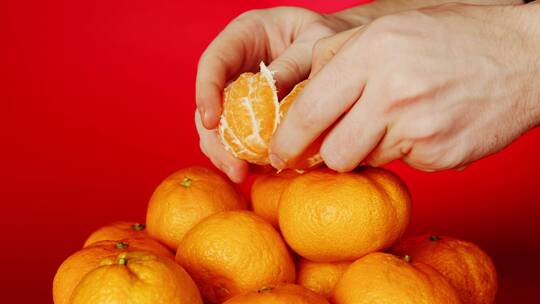 一女子在家剥橘子皮吃橘子