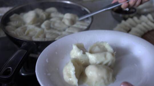 4K春节冬至传统节日-煮饺子出锅捞饺子视频素材模板下载