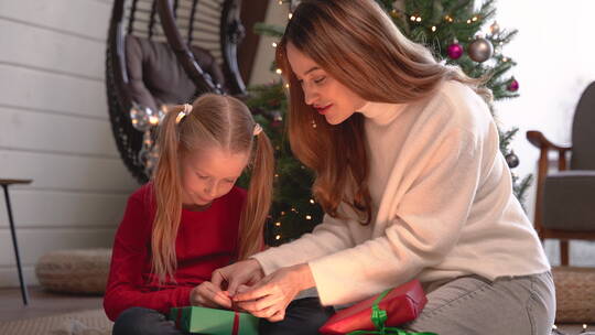 母女俩一起包装圣诞礼物视频素材模板下载