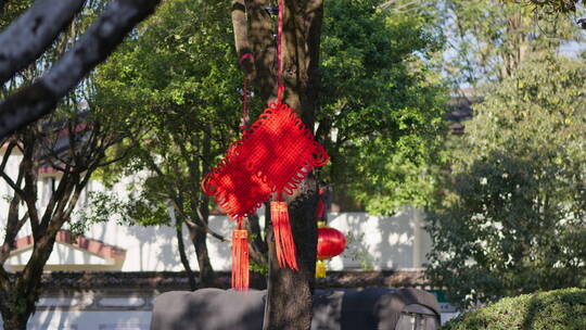 春节街道上挂着的中国结