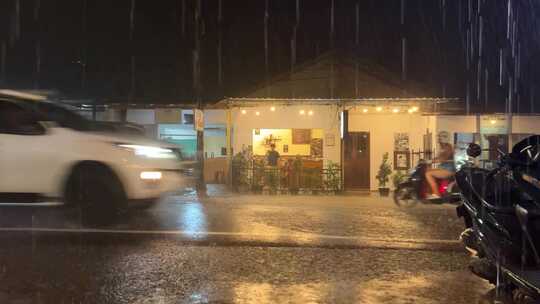 晚上下雨路面下雨路灯雨夜狂风暴雨大雨雷雨