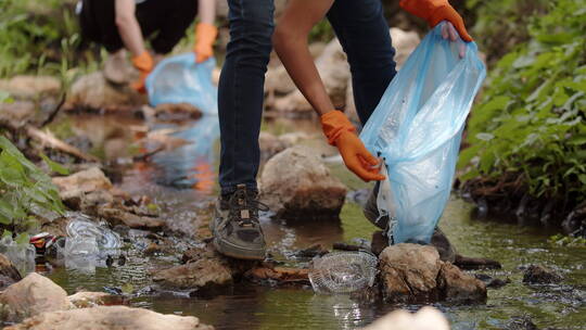 在野外做环保分拣垃圾的志愿者