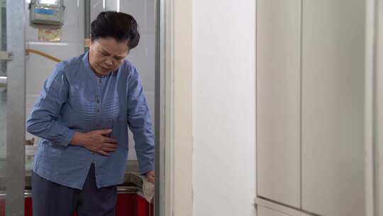 中老年女人腹痛难受痛苦视频素材模板下载