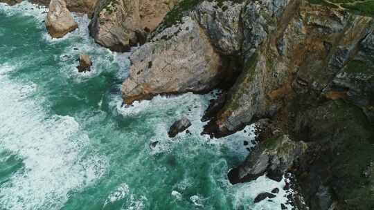 大西洋海岸的海浪和岩石