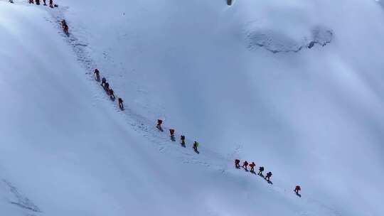 航拍冰川之父慕士塔格峰雪山冰川上的登山队