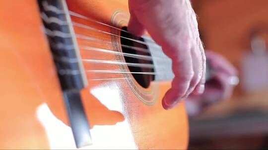 弹吉他的人的手视频素材模板下载