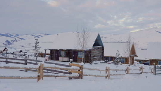 雪中山村木屋全景