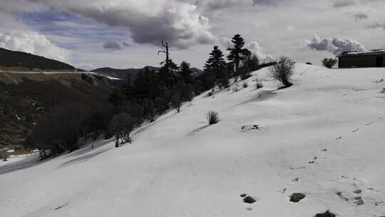 航拍山上的雪地雪景