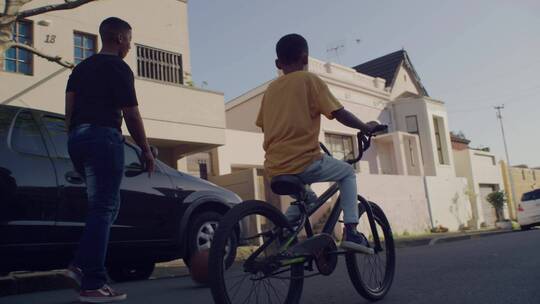 哥哥在街头打篮球弟弟在街头骑自行车视频素材模板下载