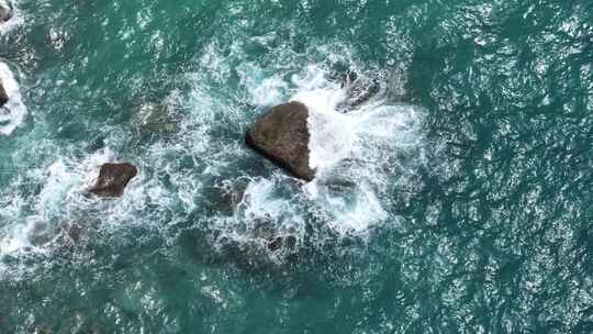 泰国普吉岛海水击打礁石溅起浪花特写镜头