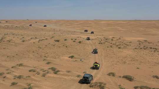 沙漠中行驶的车辆