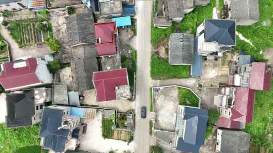 汽车行驶乡村公路航拍车辆行驶农村道路风景