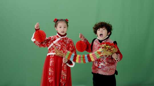 一家人过新年过大年拿中国结中国节日气氛