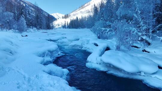 冬季冰封的河流冰雪融化汇聚成河
