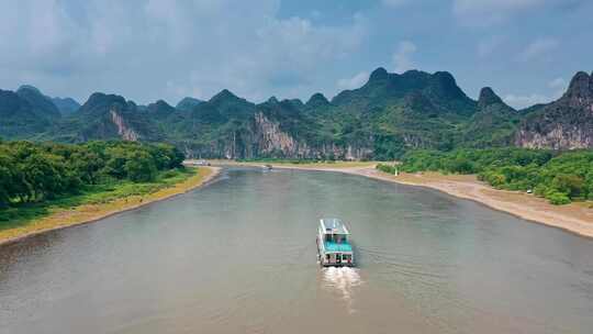 广西桂林黄牛峡漓江旅游船