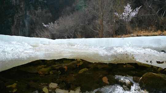 春天河道阳光下白色冰雪消融冰块化冻滴水