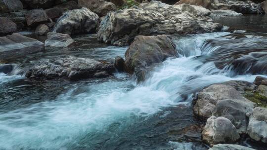 4k高山瀑布流水移动延时