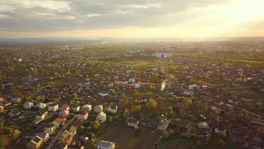 夕阳夏日傍晚，城镇农村地区与住宅的鸟瞰图。